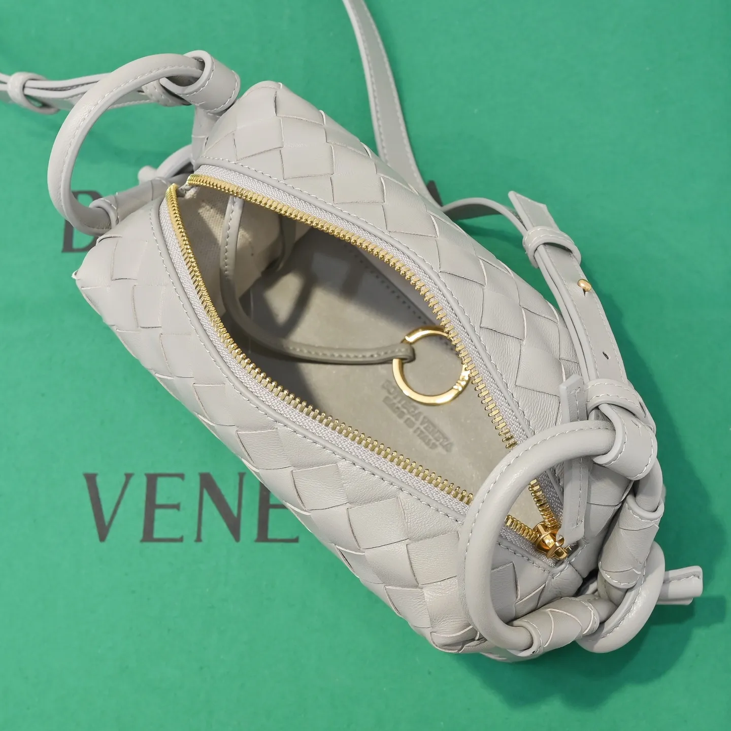 Batch 1360 BOTTEGA VENETA new loop is here! ! Many girls who like BV have owned the Loop bag. It has a simple appearance, classic weaving, and a compact and lightweight bag shape. This innovation continues the "camera bag" shape. Unlike the traditional Loop bag, which can only be worn as a crossbody bag, this innovation It can be carried by hand or cross-body, satisfying both the concave shape and daily needs. The oversized buckle can be folded and used as a handle. The sultry heat in summer ☀️ usually reduces people's desires. Having a lightweight bag will greatly enhance the happiness of traveling🫧 Style number: 6615 Size: 19*12*9cm
